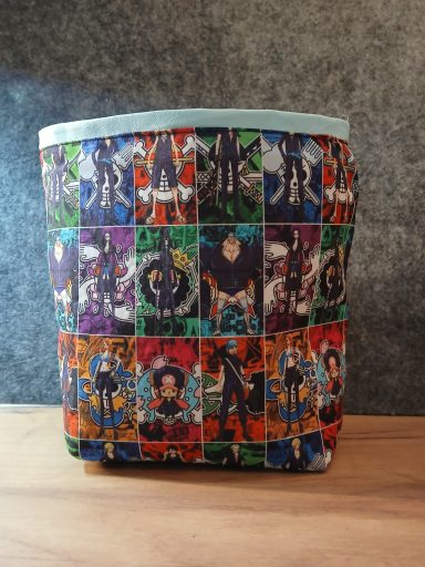 Bunter Stoffbeutel mit Comic-Motiven verschiedener Charaktere.